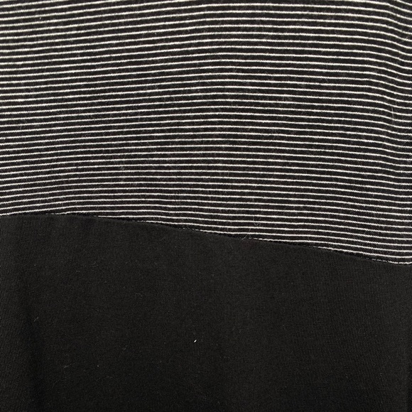 Forever 21 Men’s Color Block Tee. - Picture 2 of 4